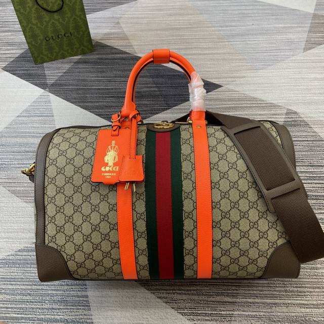 配绿色礼品袋 新品 Gucci Savoy系列中号旅行包 这款单品出自gucci Lido系列，设计灵感源自意大利海岸的夏日风情和海滩俱乐部。荧光紫红融蕴创作总