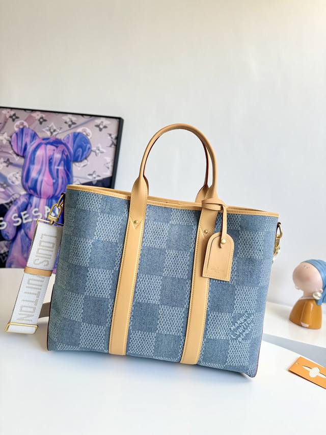 海外原单n40702独家实拍！本款 Weekend Tote 手袋取材 Pharrell Williams 创作的 Damier Denim 3D 棉质帆布，以