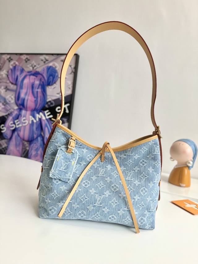 海外原单m11462独家实拍！本款 Carryall 小号手袋出自 Lv By The Pool 系列，以 Monogram Denim 棉料展现砂洗 Mono