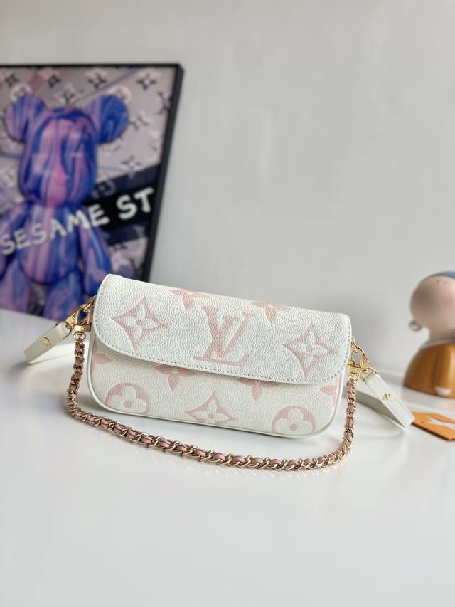 海外原单m83026独家实拍！本款 Wallet On Chain Ivy 手袋为 Monogram Empreinte 皮革渲染粉彩色调，以磁扣翻盖开启柔软舒