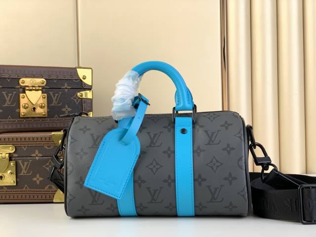 出厂价 Keepall Bandoulière 25 M11645银花 拼浅蓝色本款 Keepall Bandouliere 25 手袋采用monogram E