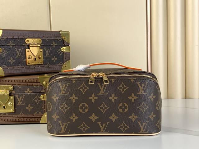 出厂价 Toiletry Bag 盥洗袋 M11 Toiletry Bag2 Compartments盥洗袋取材monogram 涂层帆布和可水洗织物内衬，以双