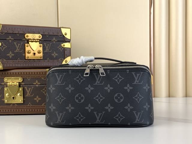 出厂价 Toiletry Bag 盥洗袋 M11 黑花toiletry Bag2 Compartments盥洗袋取材monogram 涂层帆布和可水洗织物内衬，