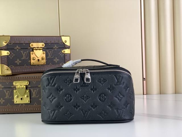 出厂价 Toiletry Bag 盥洗袋 M11 黑 压花 Toiletry Bag2 Compartments盥洗袋取材monogram 涂层帆布和可水洗织物