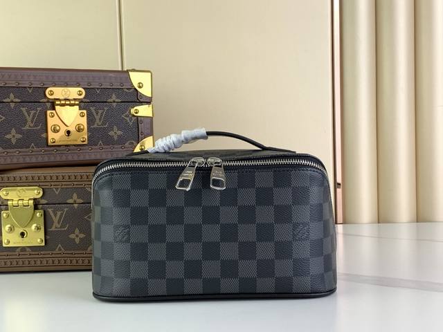 出厂价 Toiletry Bag 盥洗袋 M11 黑格toiletry Bag2 Compartments盥洗袋取材monogram 涂层帆布和可水洗织物内衬，