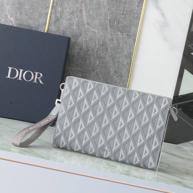 这款手拿包是 Dior 的主打单品。Oblique 灰色面料精心制作，从 Dior 档案汲取灵感，正面饰以 Dior 标志提升格调。宽敞的拉链隔层适合收纳手机，