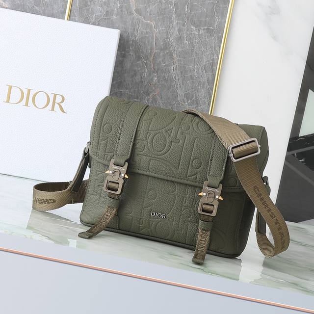 Dior Hit The Road 翻盖信使包卡其色 Dior Gravity印花效果皮革和卡其色粒面牛皮革 80,000编号:1Espo333Llg_H635