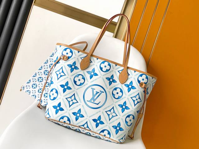 动态芯片 M11263蓝色 M25317红色 Neverfull 中号手袋选用 Monogram Tiles 帆布塑造托特包构型，再以皮革饰边勾勒顶部与手柄轮廓