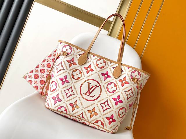 动态芯片 M11263蓝色 M25317红色 Neverfull 中号手袋选用 Monogram Tiles 帆布塑造托特包构型，再以皮革饰边勾勒顶部与手柄轮廓