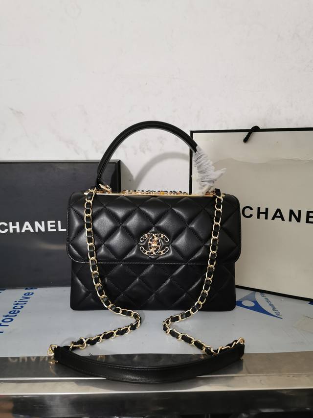 升级版chanel 2023款穿皮条五金饰。 尺寸 25×12×17Cm。