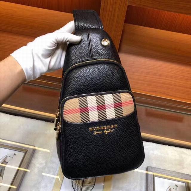 Burberry 轻便胸包，贴身休闲，置放小物件特方便还不占地方，肩带最长可调至115Cm,大小身材都能上身哦！款号：33027-1，尺寸16-27-5。