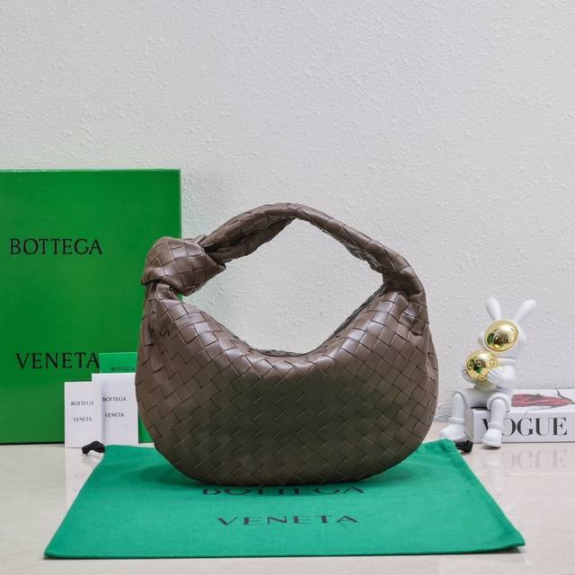 Bv 葆蝶家2022早春新品女士中号jodie手袋bv包 新做法是原有的基础上圆化边角，以经典编织皮革打结圆形hobo包， 最有标志性三角拉版设计，采用羊皮垂软