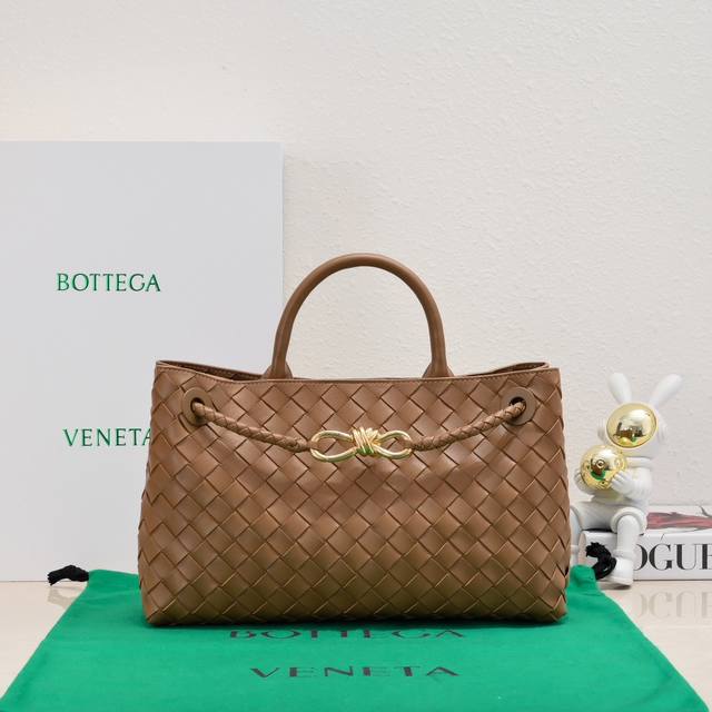 Bottega Veneta 新品横款andiamo手袋 众多明星同款 经典的全身皮革编织搭配金色绳结扣 够沉稳也够潇洒整体皆由nappa羊皮革制成 舒适柔软且