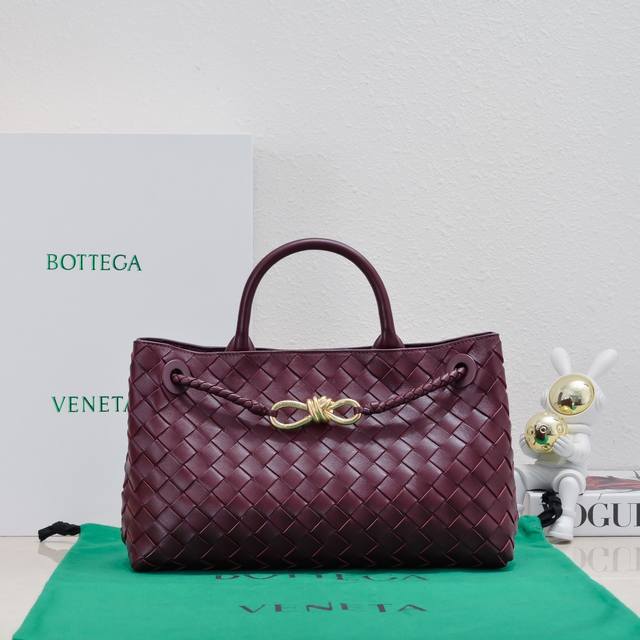 Bottega Veneta 新品横款andiamo手袋 众多明星同款 经典的全身皮革编织搭配金色绳结扣 够沉稳也够潇洒整体皆由nappa羊皮革制成 舒适柔软且