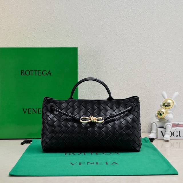 Bottega Veneta 新品横款andiamo手袋 众多明星同款 经典的全身皮革编织搭配金色绳结扣 够沉稳也够潇洒整体皆由nappa羊皮革制成 舒适柔软且