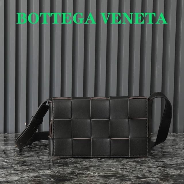 葆蝶家 Bottega Veneta这款cassette编织魔方包，简约帅气低调而又奢华最新款侧面是三角标志图案！很通勤的一款包包，造型简约又有bv经典的编织艺