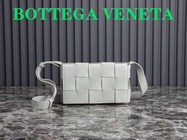 葆蝶家 Bottega Veneta这款cassette编织魔方包，简约帅气低调而又奢华最新款侧面是三角标志图案！很通勤的一款包包，造型简约又有bv经典的编织艺