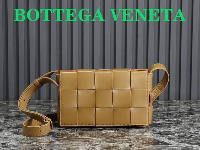 葆蝶家 Bottega Veneta这款cassette编织魔方包，简约帅气低调而又奢华最新款侧面是三角标志图案！很通勤的一款包包，造型简约又有bv经典的编织艺