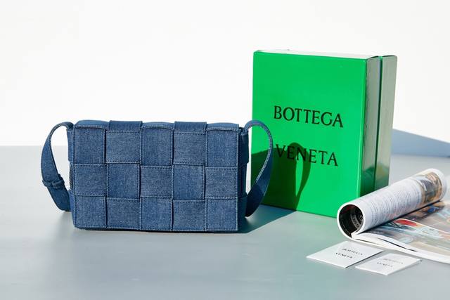 葆蝶家 Bottega Veneta这款 牛仔 Cassette编织魔方包，简约帅气低调而又奢华最新款侧面是三角标志图案！很通勤的一款包包，造型简约又有bv经典