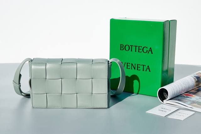 葆蝶家 Bottega Veneta这款cassette编织魔方包，简约帅气低调而又奢华最新款侧面是三角标志图案！很通勤的一款包包，造型简约又有bv经典的编织艺