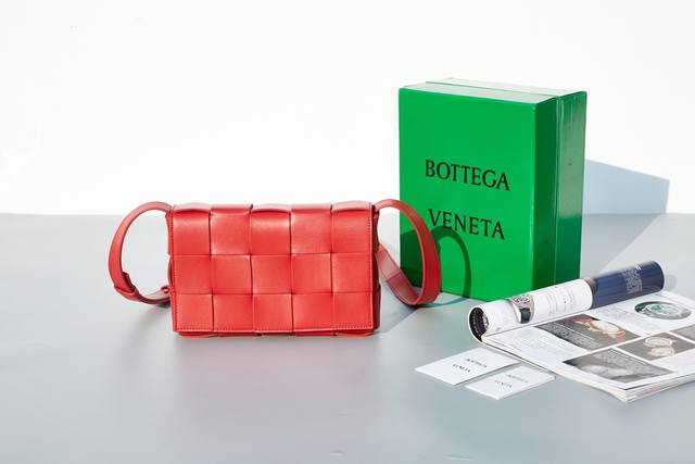 葆蝶家 Bottega Veneta这款cassette编织魔方包，简约帅气低调而又奢华最新款侧面是三角标志图案！很通勤的一款包包，造型简约又有bv经典的编织艺