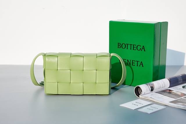 葆蝶家 Bottega Veneta这款cassette编织魔方包，简约帅气低调而又奢华最新款侧面是三角标志图案！很通勤的一款包包，造型简约又有bv经典的编织艺