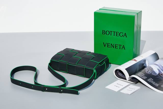 葆蝶家 Bottega Veneta这款cassette编织魔方包，简约帅气低调而又奢华最新款侧面是三角标志图案！很通勤的一款包包，造型简约又有bv经典的编织艺