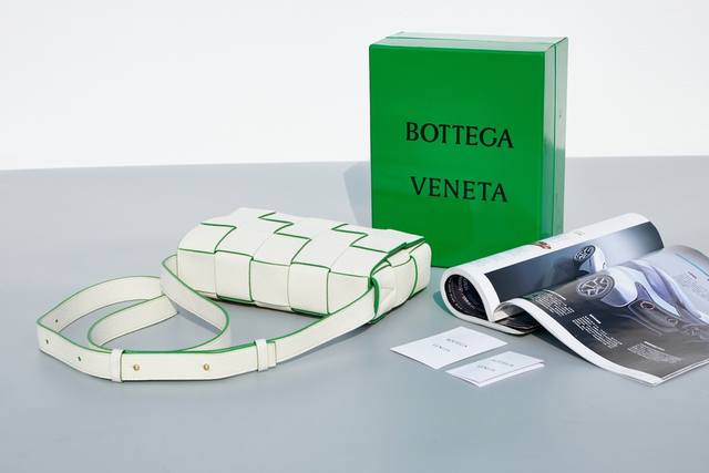 七夕限定 葆蝶家 Bottega Veneta这款cassette编织魔方包，简约帅气低调而又奢华最新款侧面是三角标志图案！很通勤的一款包包，造型简约又有bv经