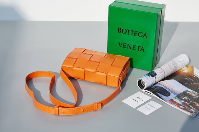 葆蝶家 Bottega Veneta这款cassette编织魔方包，简约帅气低调而又奢华最新款侧面是三角标志图案！很通勤的一款包包，造型简约又有bv经典的编织艺