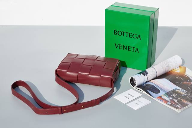 葆蝶家 Bottega Veneta这款cassette编织魔方包，简约帅气低调而又奢华最新款侧面是三角标志图案！很通勤的一款包包，造型简约又有bv经典的编织艺