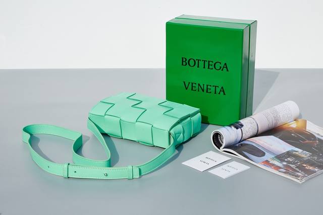 葆蝶家 Bottega Veneta这款cassette编织魔方包，简约帅气低调而又奢华最新款侧面是三角标志图案！很通勤的一款包包，造型简约又有bv经典的编织艺