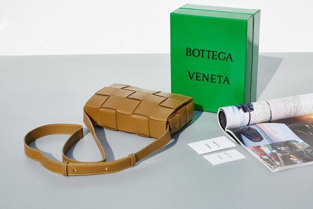 葆蝶家 Bottega Veneta这款cassette编织魔方包，简约帅气低调而又奢华最新款侧面是三角标志图案！很通勤的一款包包，造型简约又有bv经典的编织艺