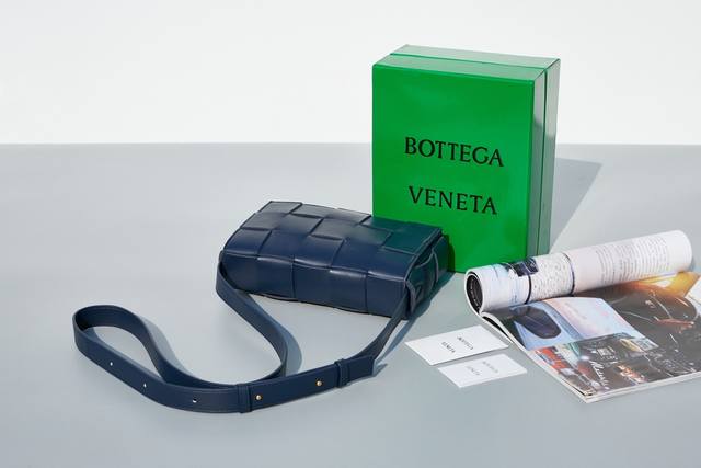 葆蝶家 Bottega Veneta这款cassette编织魔方包，简约帅气低调而又奢华最新款侧面是三角标志图案！很通勤的一款包包，造型简约又有bv经典的编织艺