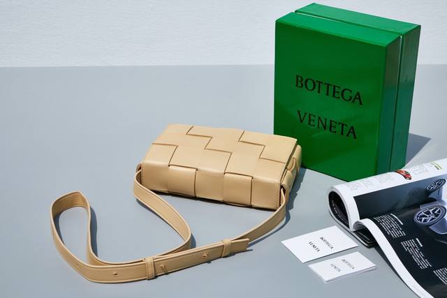 葆蝶家 Bottega Veneta这款cassette编织魔方包，简约帅气低调而又奢华最新款侧面是三角标志图案！很通勤的一款包包，造型简约又有bv经典的编织艺