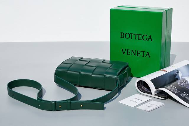 葆蝶家 Bottega Veneta这款cassette编织魔方包，简约帅气低调而又奢华最新款侧面是三角标志图案！很通勤的一款包包，造型简约又有bv经典的编织艺