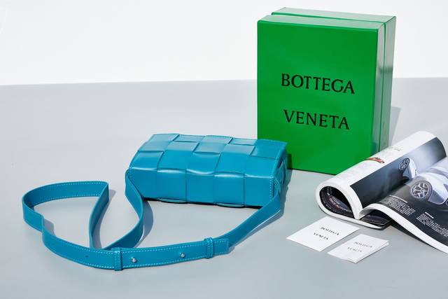 葆蝶家 Bottega Veneta这款cassette编织魔方包，简约帅气低调而又奢华最新款侧面是三角标志图案！很通勤的一款包包，造型简约又有bv经典的编织艺