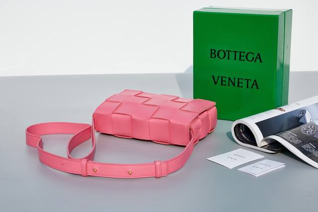 葆蝶家 Bottega Veneta这款cassette编织魔方包，简约帅气低调而又奢华最新款侧面是三角标志图案！很通勤的一款包包，造型简约又有bv经典的编织艺