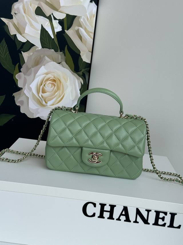 Chanel 21K最新mini Cf Handle 手提包 As2431 经典菱格口盖包 饰以精致经典链子搭配手提，细腻羊皮：润饰手袋，脱颖而出，演绎永恒优雅