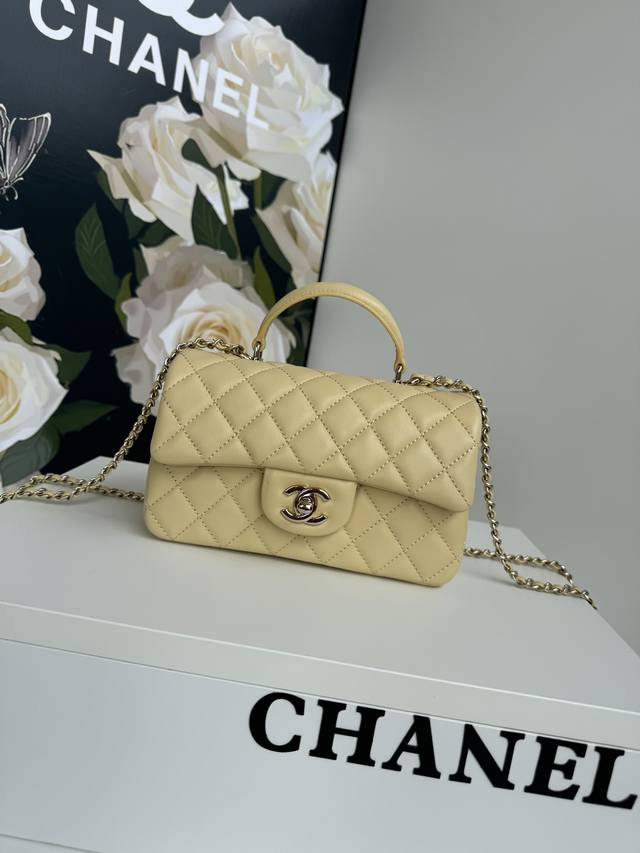 Chanel 21K最新mini Cf Handle 手提包 As2431 经典菱格口盖包 饰以精致经典链子搭配手提，细腻羊皮：润饰手袋，脱颖而出，演绎永恒优雅