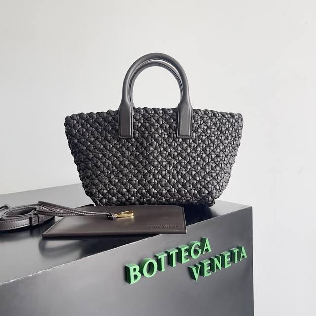 Bottega Veneta 新款迷你cabat编织菜篮子包 简单又高级精致的编织皮革带来的繁复效果，层叠交错的编法，让皮革印花摆脱了平面走向立体。Bv最具代表