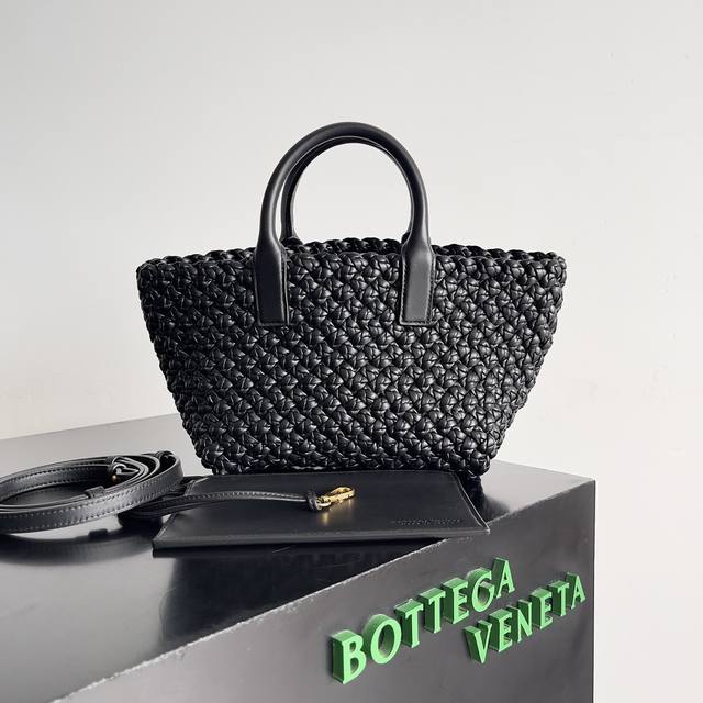 Bottega Veneta 新款迷你cabat编织菜篮子包 简单又高级精致的编织皮革带来的繁复效果，层叠交错的编法，让皮革印花摆脱了平面走向立体。Bv最具代表