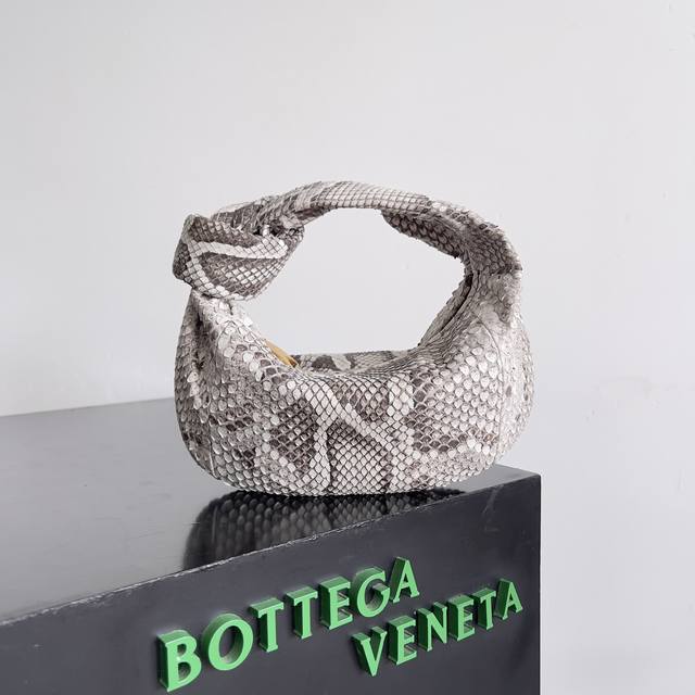 Bottega Veneta 蟒蛇皮jodie，这一类稀有皮的包包总会让人觉得很难驾驭，但其实越简单的衣服越能彰显包包的自然野性美，Jodie作为bv家的经典款