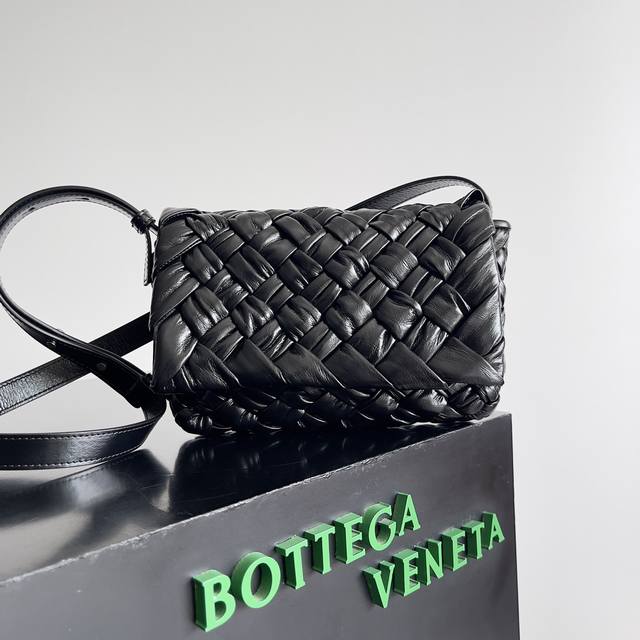 Bottega Veneta新款rumple Messenger 手袋斜挎包 男女同款，丝巾褶皱编织工艺，极具艺术美感 好看的包包不分男女 倒三角形金属扣 时髦