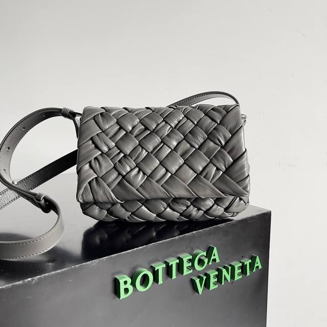 Bottega Veneta新款rumple Messenger 手袋斜挎包 男女同款，丝巾褶皱编织工艺，极具艺术美感 好看的包包不分男女 倒三角形金属扣 时髦