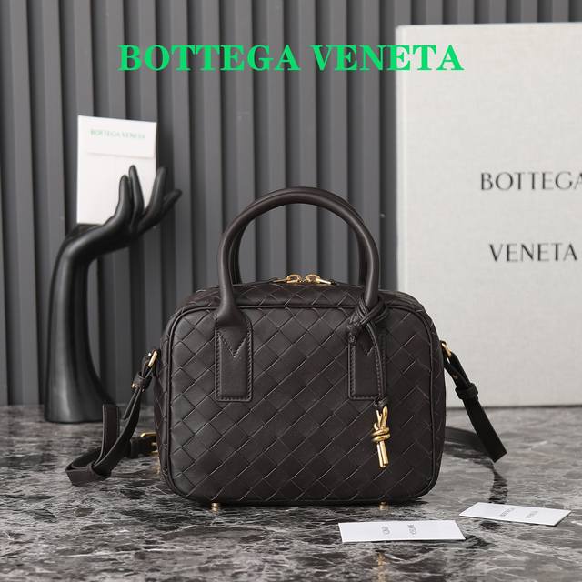 Bottega Veneta 新款small Getaway这款手提包采用优质羊皮材质制作，手感柔软而舒适，具有出色的耐久性。同时充满设计感的打结五金和精致的编