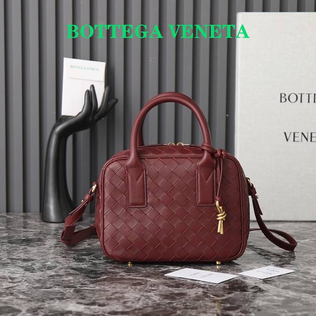 Bottega Veneta 新款small Getaway这款手提包采用优质羊皮材质制作，手感柔软而舒适，具有出色的耐久性。同时充满设计感的打结五金和精致的编