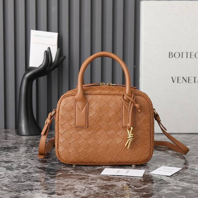 Bottega Veneta 新款small Getaway这款手提包采用优质羊皮材质制作，手感柔软而舒适，具有出色的耐久性。同时充满设计感的打结五金和精致的编