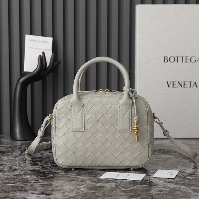 Bottega Veneta 新款small Getaway这款手提包采用优质羊皮材质制作，手感柔软而舒适，具有出色的耐久性。同时充满设计感的打结五金和精致的编