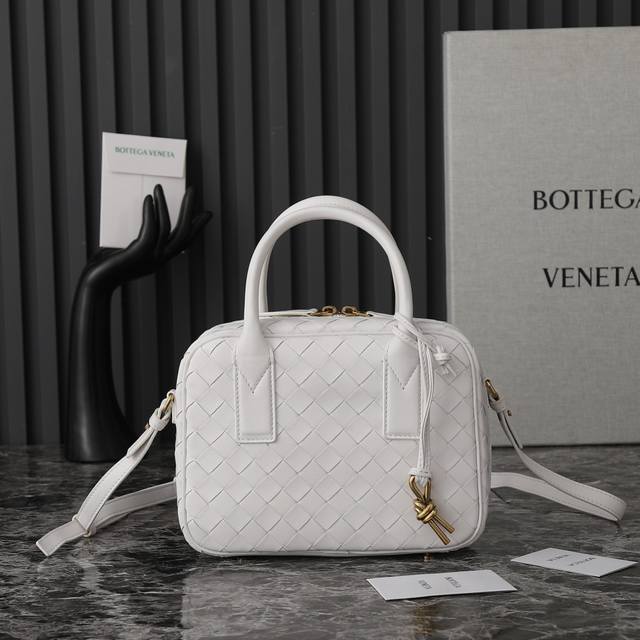 Bottega Veneta 新款small Getaway这款手提包采用优质羊皮材质制作，手感柔软而舒适，具有出色的耐久性。同时充满设计感的打结五金和精致的编