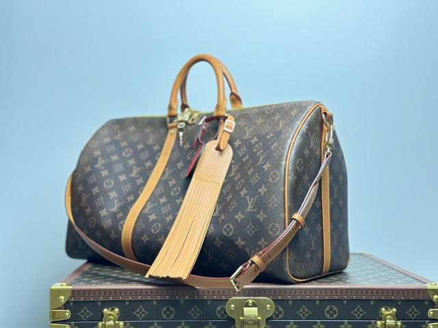 M11541老花 变码芯片 本款 Keepall Bandouliere 50旅行袋出自2024秋冬时装秀，以monogram Dust 涂层帆布搭配做 日牛皮